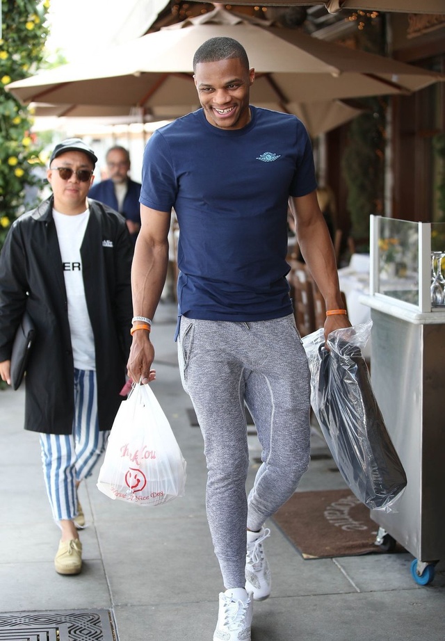 湖人杯赛主场不敌马刺引热议！媒体人：詹东里合体后最惨失利